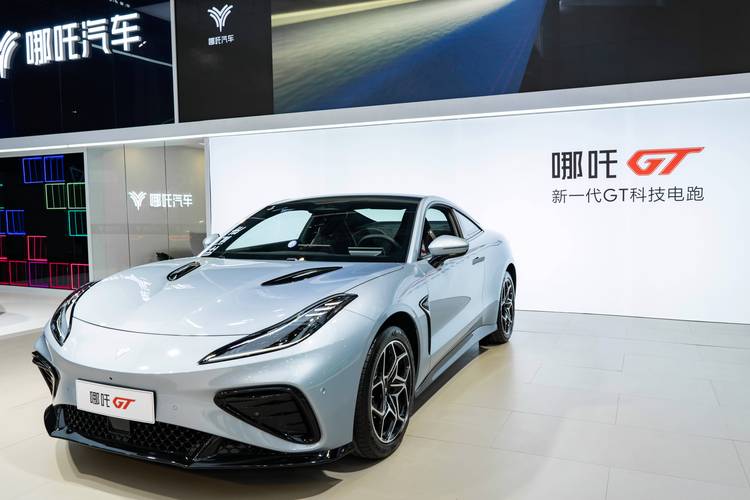 成都306哪吒汽车在智能汽车领域的表现，领途汽车在新能源汽车市场中的影响力